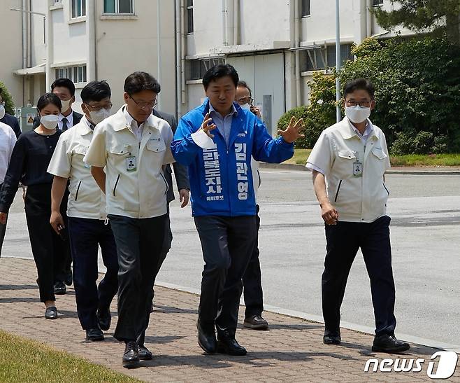 18일 김관영 더불어민주당 전북지사 후보가 전주페이퍼를 방문해 애로사항을 청취했다.(캠프제공)2022.5.18/뉴스1