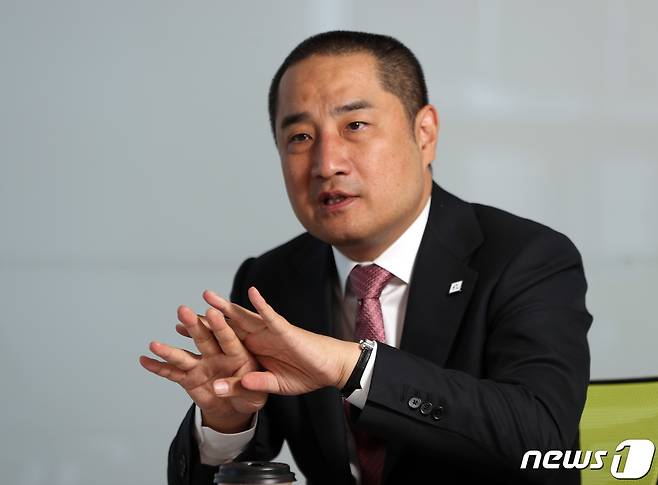 강용석 무소속 경기도지사 후보가 18일 오전 경기 수원 영통구의 한 사무실에서 뉴스1과 인터뷰를 하고 있다. 2022.5.18/뉴스1 © News1 김영운 기자