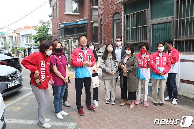 김용남 국민의힘 수원시장 후보가 권선구 세류1동 주민들과 함께하고 있다. © 뉴스1