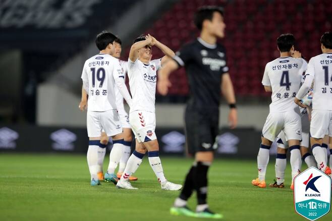 성남FC 수비수가 수원FC에 실점 후 아쉬워하고 있다.(한국프로축구연맹 제공) © 뉴스1