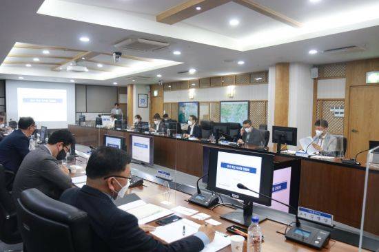 BPA 관계자와 선사 관계자가 간담회에 참여해 의견을 놔누고 있다.