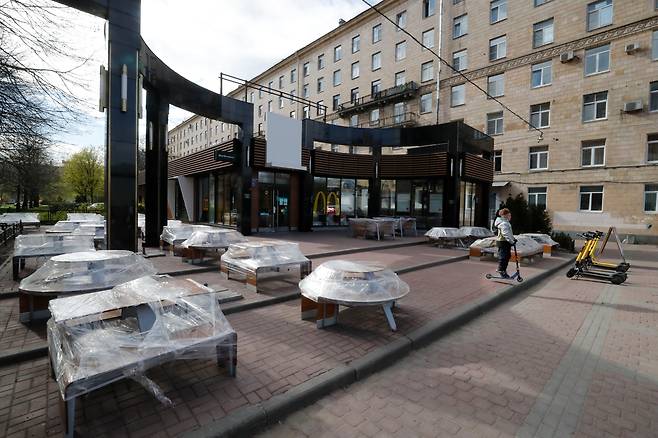 지난 16일 러시아 상트페테르부르크의 한 맥도날드 매장이 문을 닫은 모습이다. 미국의 프랜차이즈 업체 '맥도날드'는 러시아의 우크라이나 침공 배경으로 현지 매장 850개를 32년 만에 철수한다.  / EPA 연합뉴스