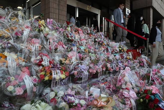 17일 오후 과천 법무부 청사 입구에 지지자들이 보낸 한동훈 법무부 장관 취임 축하 꽃다발이 쌓여 있다. /장련성 기자