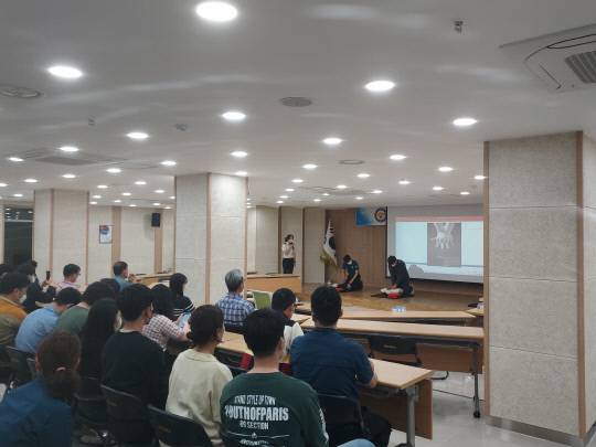 대덕경찰서는 지난 16일부터 18일까지 3일간 대덕소방서와 협업해 전 직원을 대상으로 '심폐소생술 응급처치교육'을 실시했다. 사진=대전경찰청 제공