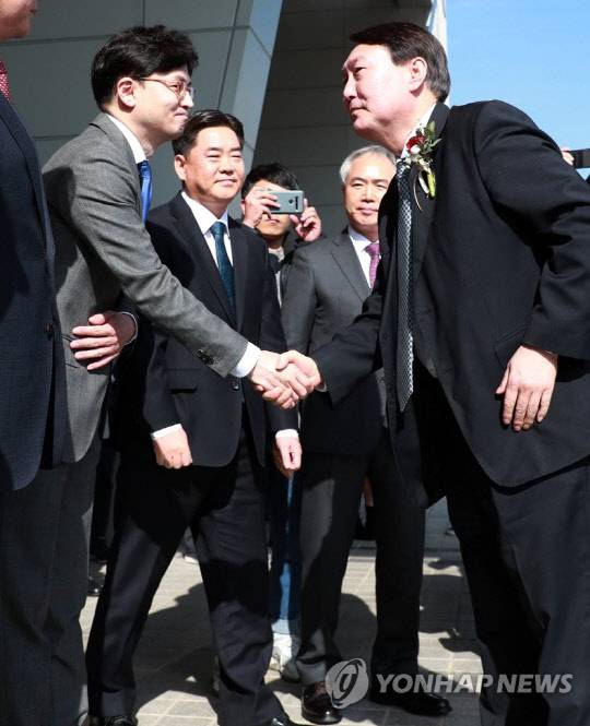 윤석열 대통령이 검찰총장 시절인 지난 2020년 2월 13일 부산고등·지방 검찰청을 찾아 한동훈 현 법무부 장관(당시 부산고검 차장검사)와 악수를 하는 장면이다. 윤 대통령의 최측근으로 분류되던 한 장관은 대검찰청 반부패부장 시절 조국 전 법무부 장관 가족 비리 수사 등을 지휘하다 부산고검으로 인사 이동했다. 윤 대통령은 검찰총장 취임 후 첫 지방검찰청을 격려 방문했다. <연합뉴스>