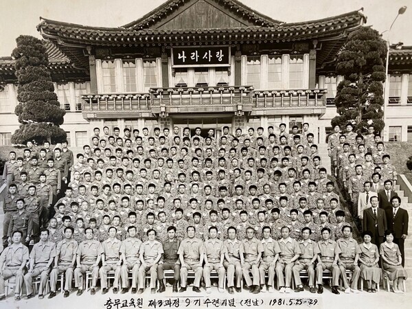 박재택씨가 1981년 5월 영암 신북고교 동기 3명과 함께 입소해 호된 교육과 폭행에 시달렸던 충무교육원의 수련기념 단체사진. 박재태씨 제공