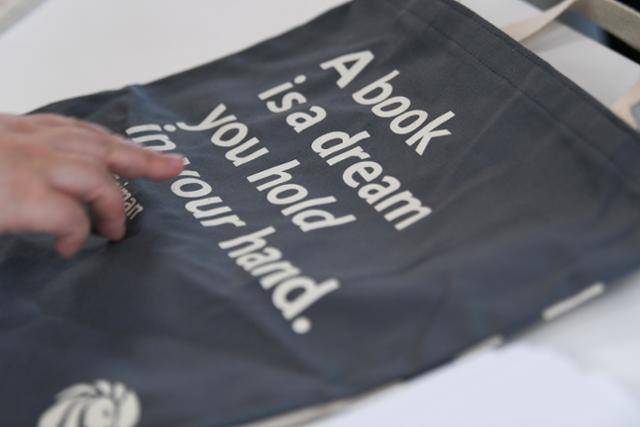 연실씨의 취미는 세계 곳곳에 숨은 멋진 서점을 찾아 다니는 것이다. 한번 서점 기행을 떠날 때마다 에코백과 배지 같은 기념품을 잔뜩 쟁여온다. '책은 당신 손아귀 속의 꿈이다(A book is a dream you hold in your hand)'라고 적힌 이 에코백은 연실씨의 최애 아이템이다. 김하겸 인턴기자