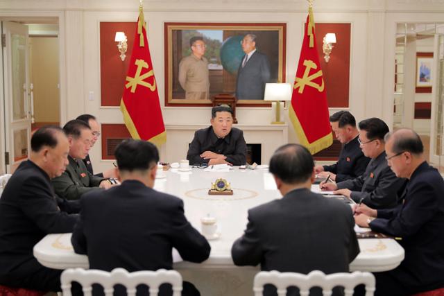 김정은 북한 국무위원장이 17일 당 중앙위원회 정치국 상무위원회 회의를 주재하고 있다. 북한은 신종 코로나바이러스 감염증(코로나19) 확산 상황에 대해 호전 추이가 지속되고 있다고 주장했다. 뉴스1