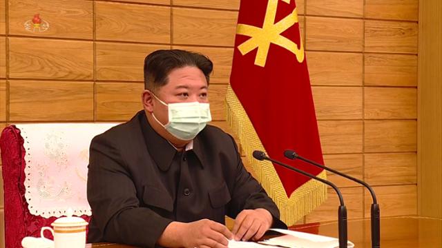 김정은 북한 국무위원장이 14일 마스크를 쓴 채 중앙위원회 정치국 협의회를 주재하고 있다. 조선중앙TV 캡처 뉴시스