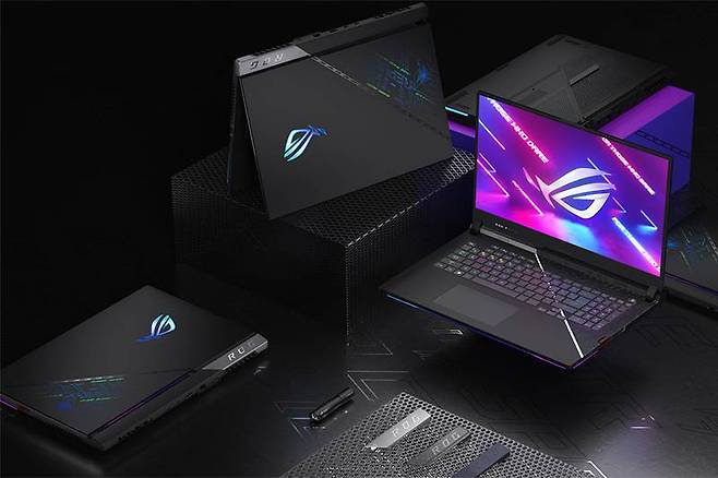 디스플레이는 17형이며, 360Hz FHD 및 240HZ QHD 중 선택할 수 있다. 출처=에이수스