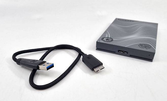 USB 3.0 규격 마이크로 USB 케이블을 통해 데이터와 전원을 공급받는다