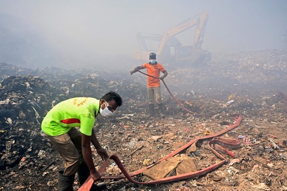 지난달 29일 인도 첸나이 페룬구디 쓰레기 매립지에서 화재가 발생한 후 소방관들이 진화 작업을 하고 있다. AFP=연합뉴스