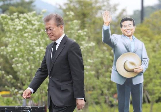 2017년 5월 고(故) 노무현 전 대통령 8주기 추도식을 찾은 당시 문재인 대통령이 인사말을 한 후 연단에서 내려오고 있다. 청와대사진기자단