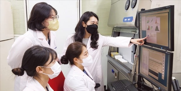 한국생명공학연구원 면역치료제연구센터 연구원들이 면역노화를 조절할 수 있는 펩타이드 유래물질을 검토하고 있다. /한국생명공학연구원 제공