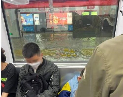 인근 호숫물 유입으로 물바다가 된 중국 항저우의 한 지하철역. /사진=연합뉴스
