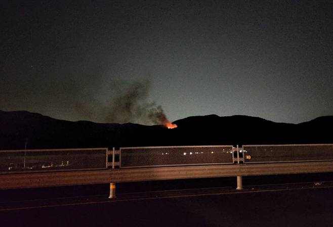 경북 경주 한 야산에서 17일 발생한 불로 연기가 피어오르고 있다. 산림청 제공