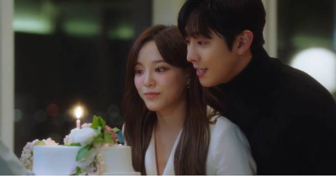 Ahn Hyo-seop and Kim Se-jeong star in SBS's romantic comedy "Business Proposal." (SBS)