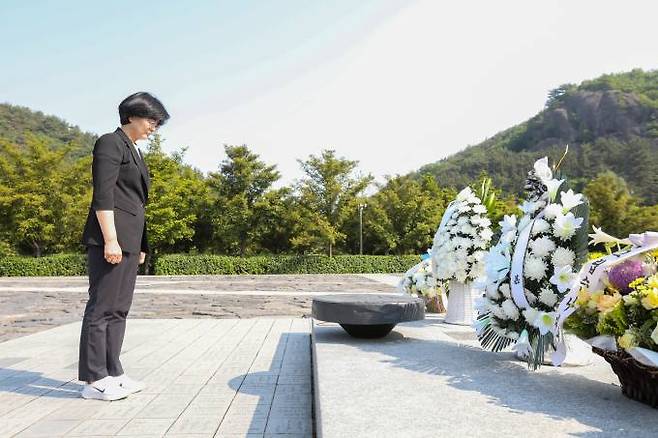 임미애 후보가 봉화마을에서 노무현 전 대통령 묘역을 참배하고 있다.(임미애 후보 제공) 2022.05.18.