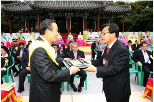 2010년 10월 2일 제48회 소충·사선문화제에서 제19회 소충·사선문화상 특별상을 수상하고 있는 권노갑(왼쪽) 김대중기념사업회 회장과 필자. 필자 제공