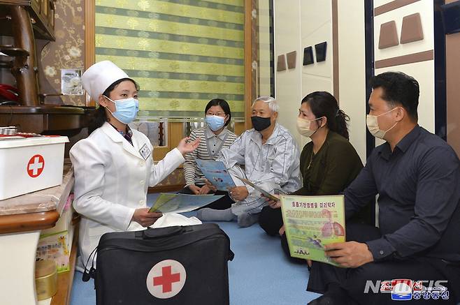 [평양=AP/뉴시스] 북한 조선중앙통신이 제공한 사진에 17일 평양에서 한 의료 관계자가 코로나19 확산 방지를 위해 가정집을 방문해 교육하고 있다. 2022.05.18.