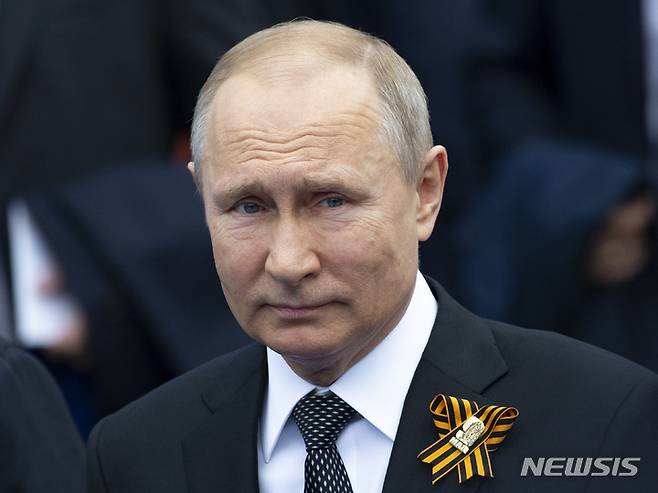 [모스크바(러시아)=AP/뉴시스] 블라디미르 푸틴 러시아 대통령이 지난해 2019년 5월9일(현지시간) 수도 모스크바 붉은 광장에서 열린 열병식에 도착하고 있다. 2022.05.09.