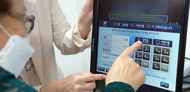 관악구에서 진행하는 ‘디지털 문해교육’에 참여하고 있는 한 어르신이 키오스크를 활용한 지하철 승차권 구입 실습 교육을 받고 있다. 관악구 제공.