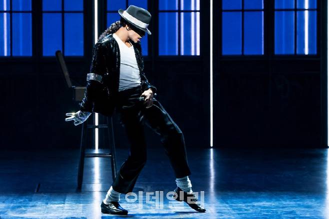 팝의 황제 마이클 잭슨의 음악과 생애를 다룬 브로드웨이 뮤지컬 ‘MJ’의 공연 장면. (사진=CJ ENM)
