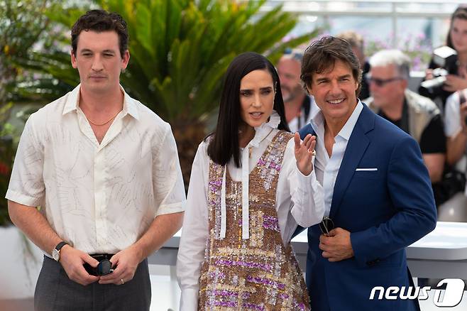 18일 오후(현지시간) 제75회 칸 국제영화제가 열리고 있는 프랑스 남부 칸 ‘팔레 데 페스티벌’(Palais des Festivals)에서 영화 ‘탑건:매버릭’(TOP GUN : MAVERICK)의 포토콜이 열려 주연 배우 톰 크루즈와(오른쪽 부터) 제니퍼 코넬리, 마일스 텔러가 포즈를 취하고 있다. 2022.05.18/뉴스1. © News1 이준성 프리랜서기자
