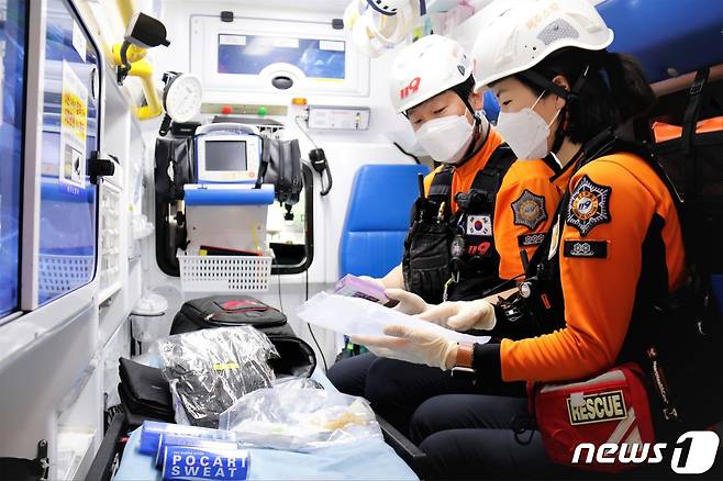 제주소방대원들이 온열질환자 발생에 대비해 폭염장비를 점검하고 있다.(제주소방안전본부 제공) 2022.5.19/뉴스1© News1