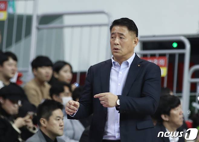18일 울산 동천체육관에서 열린 2019-2020 현대모비스 KBL 프로농구 울산 현대모비스와 고양 오리온의 경기. 오리온 추일승 감독이 선수들에게 지시하고 있다. 2019.12.18/뉴스1 © News1 윤일지 기자