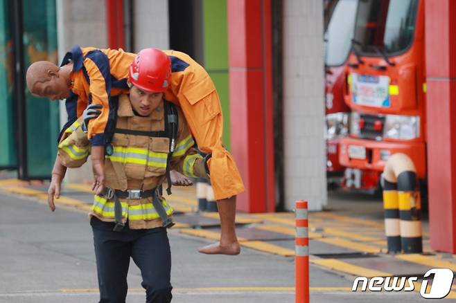 전북소방본부가 19일 전북 전주덕진소방서에서 소방공무원 긴급구조 역량 강화를 위한 '전라북도 최강소방관 기술경연대회'를 개최하고 있다.(전북소방본부 제공)2022.5.19/© 뉴스1