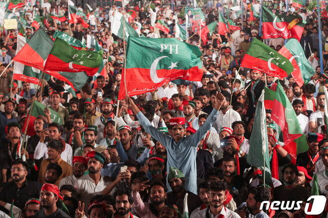 파키스탄이 정치경제 위기로 혼란에 빠졌다. 사진은 지난달 축출된 임란 칸 전 파키스탄 총리의 지지자들이 그의 연설을 듣기 위해 집회에 모인 모습. 2022. 4. 21. © 로이터=뉴스1 © News1 최서윤 기자