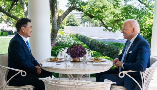 2021년 5월 당시 문재인 대통령이 조 바이든 미국 대통령과 백악관에서 크랩케이크로 오찬하며 대화하고 있다.[사진=연합뉴스]