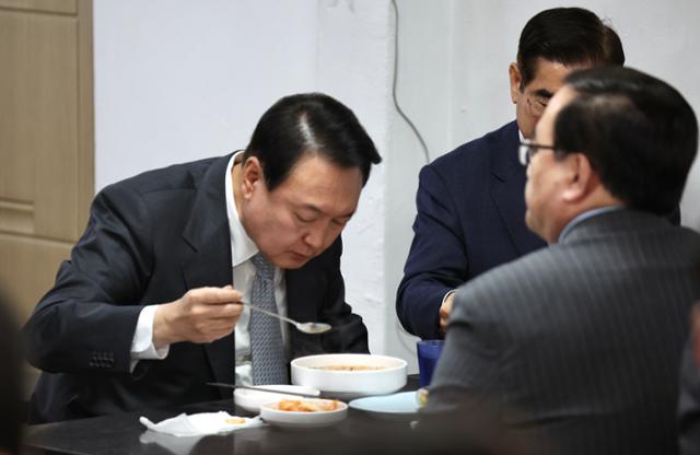 윤석열 대통령이 19일 오후 서울 용산 대통령실 청사 인근 식당에서 참모들과 점심식사를 하고 있다. 대통령실 제공