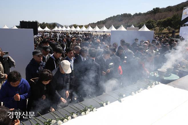 2019년 제71주년 4.3 추념식에서 헌화하는 제주도민들.