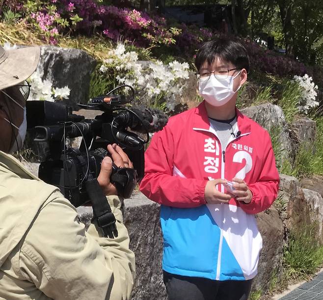 최정현 국민의힘 경기도 광역의원(남양주 제4선거구) 후보가 지난 5일 선거운동복장으로 방송사 촬영에 응하고 있다. 최정현 후보 제공