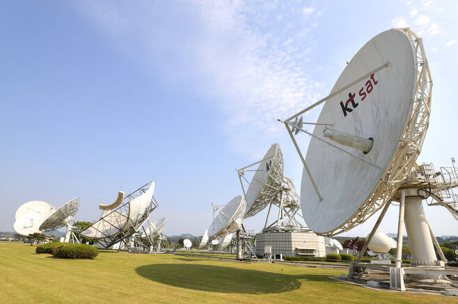 An exterior view of antennas at KT SAT Kumsan Satellite Service Center in Geumsan, South Chungcheong Province (KT)
