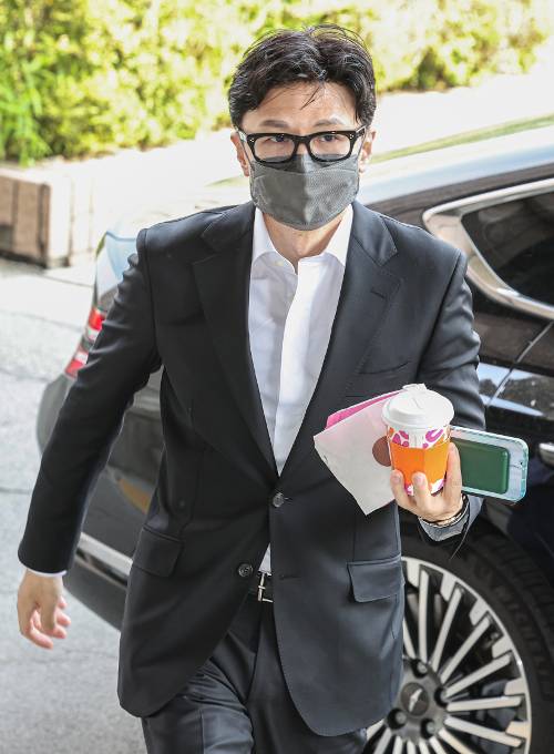 한동훈 법무부 장관이 18일 오후 경기도 과천 법무부 청사에 들어서고 있다. 오전에는 광주 국립5·18민주묘지에서 열린 제42주년 5·18민주화운동 기념식에 참석했다. 한 장관은 취임 하루 만인 이날 주요 검찰 간부들에 대한 인사를 단행했다. 연합뉴스