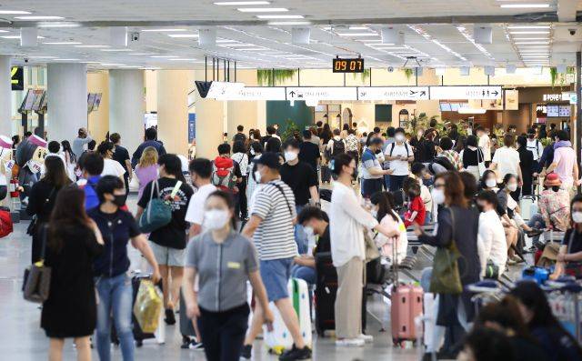 제주국제공항 1층 도착장이 관광객들의 발걸음으로 분주한 모습이다. 뉴시스