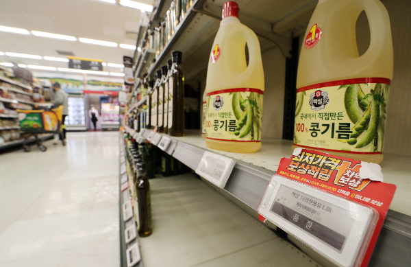 주요 이커머스에서 식용유 구매 개수를 제한하고 있다. 사진은 서울의 한 대형마트의 식용유 진열대./사진=뉴스1