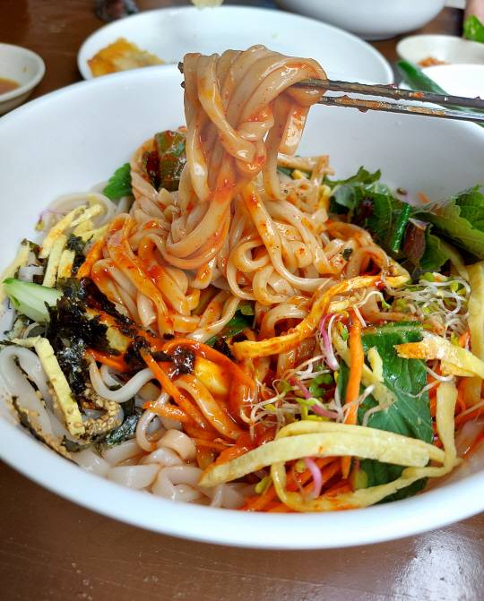 강원 영월 동굴칡국수의 칡비빔국수.