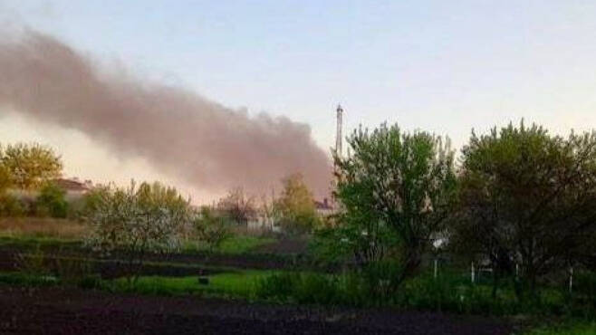 우크라이나군의 포격으로 러시아 서부 쿠르스크주(州)의 국경 마을인 테트키노에서 연기가 피어오르고 있다. [로만 스타로보이트 텔레그램]