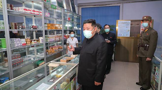 평양시 안의 약국들을 찾아 의약품 공급실태를 직접 파악하는 북한 김정은(사진=평양 조선중앙통신 제공, 연합뉴스)