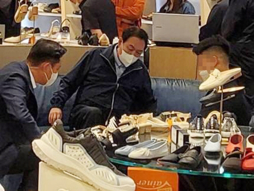 윤석열 대통령이 취임 후 첫 주말인 지난 14일 서울의 한 백화점 바이네르 매장에서 구두를 구매했다. 사진|연합뉴스