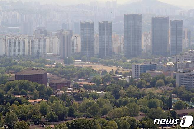 사진은 16일 서울 남산에서 바라본 용산 미군기지와 이촌동 일대의 모습. 2022.5.16/뉴스1 © News1 임세영 기자