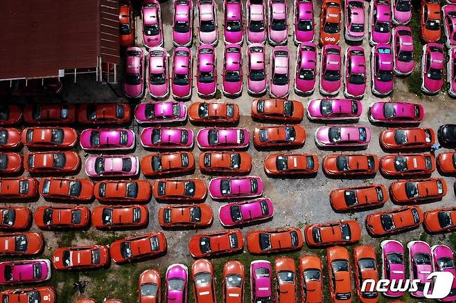 20일(현지시간) 코로나19 확산으로 1년 이상 외국 관광객 수입이 끊긴 태국 방콕의 택시 운전사들이 주차장에 차량을 주차시켜 놓고 있다. © AFP=뉴스1 © News1 우동명 기자