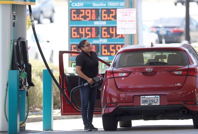 미국 캘리포니아 주의 한 주유소에서 가솔린을 넣는 모습.