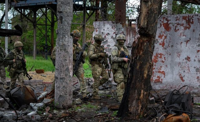 18일(현지시간) 우크라이나 동부 도네츠크인민공화국(DPR) 산하 마리우폴에서 러시아 군인들이 파괴된 일리치 제철소 부근을 순찰하고 있다. 마리우폴=AP/뉴시스
