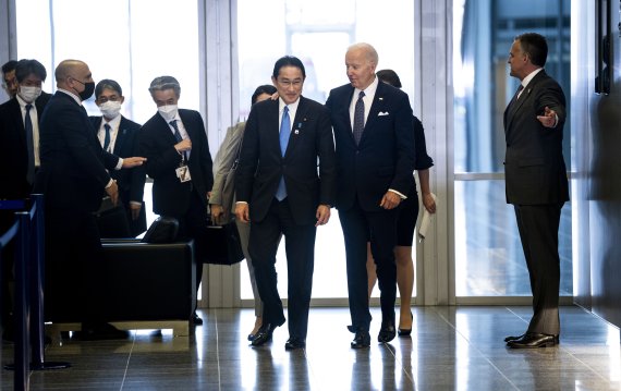 지난 3월 24일(현지시간) 벨기에 브뤼셀의 북대서양조약기구(NATO·나토) 본부에서 열린 주요 7개국(G7) 정상회의에 참석한 조 바이든 미국 대통령(오른쪽)과 기시다 후미오 일본 총리가 사진촬영 후 함께 걸어가며 대화하고 있다. 사진=뉴시스