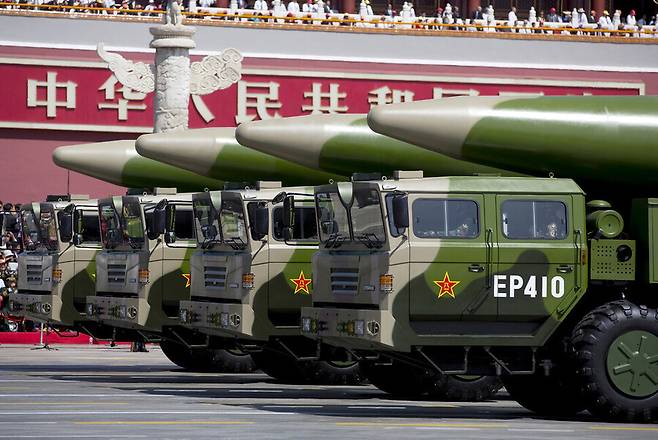 중국의 중거리 탄도미사일 DF-26을 탑재한 차량 모습. 베이징/로이터 연합뉴스